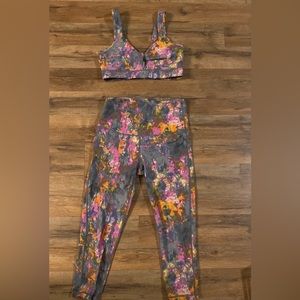 Sports bra Capri legging workout set (medium but fits like a small)